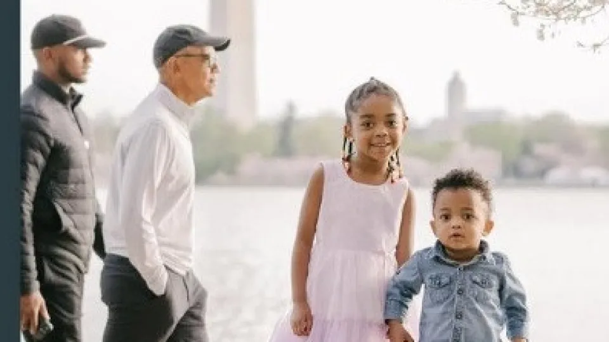 Obama invade sessão de fotos infantis e brinca com a situação na web