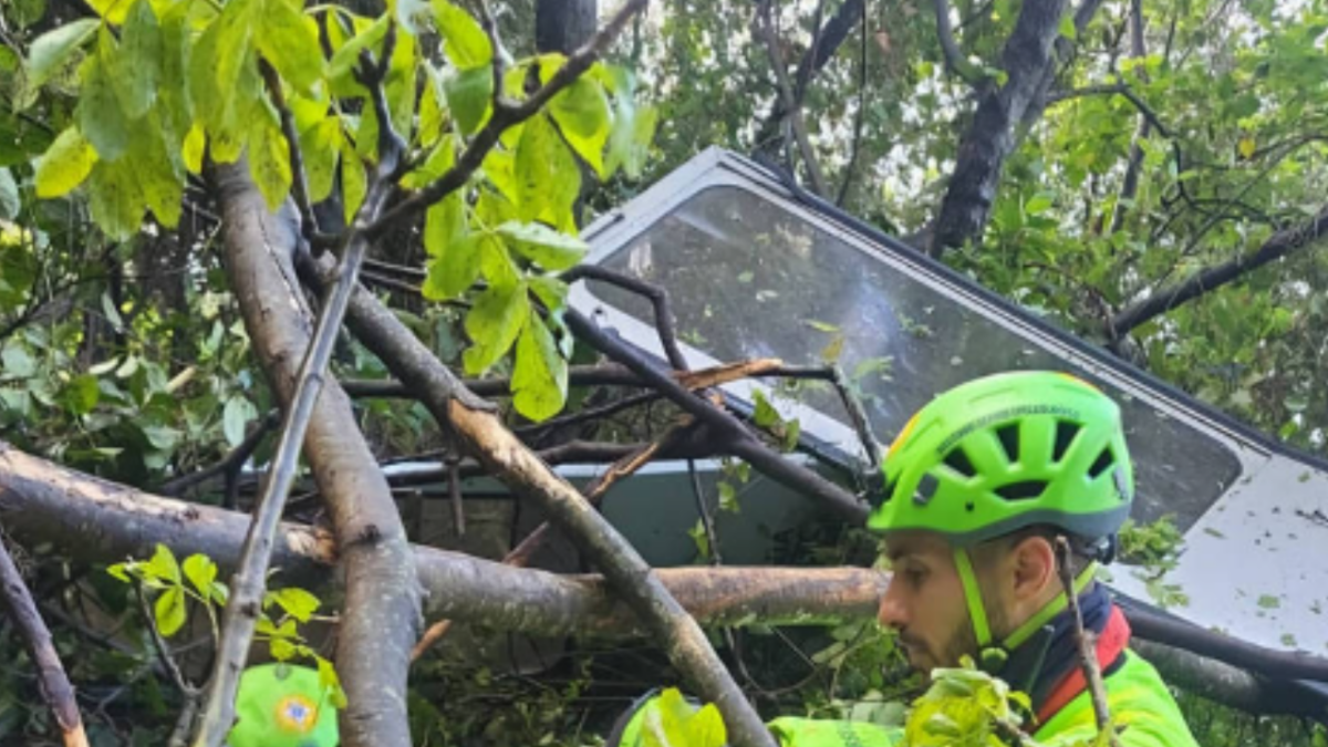 Socorrista atua após teleférico despencar em área próximo a Napoles, no sul da Itália - Divulgação/Speleological Rescue Corps