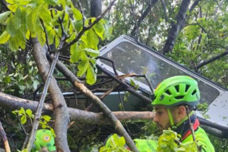 Socorrista atua após teleférico despencar em área próximo a Napoles, no sul da Itália - Divulgação/Speleological Rescue Corps