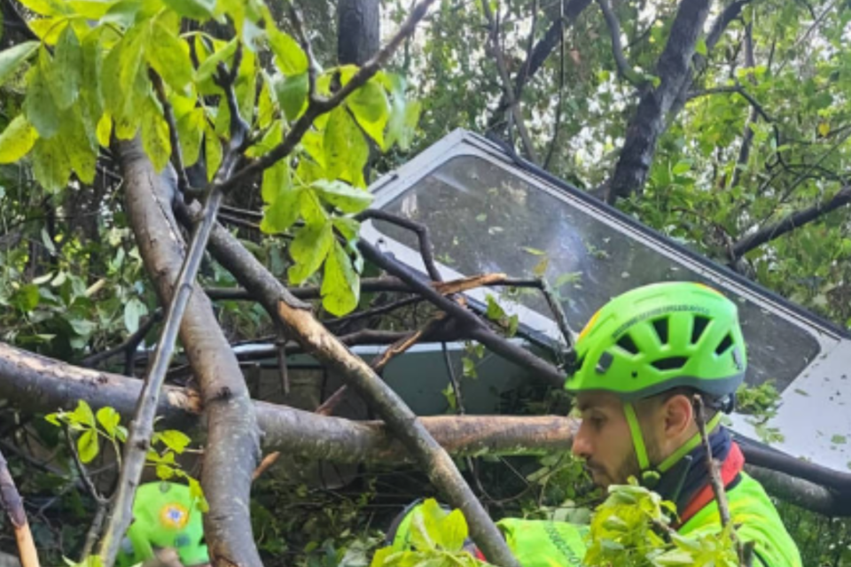 Socorrista atua após teleférico despencar em área próximo a Napoles, no sul da Itália - Divulgação/Speleological Rescue Corps