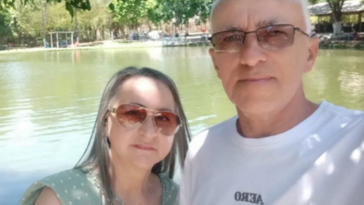 A imagem mostra a mulher e o ex-marido durante um passeio