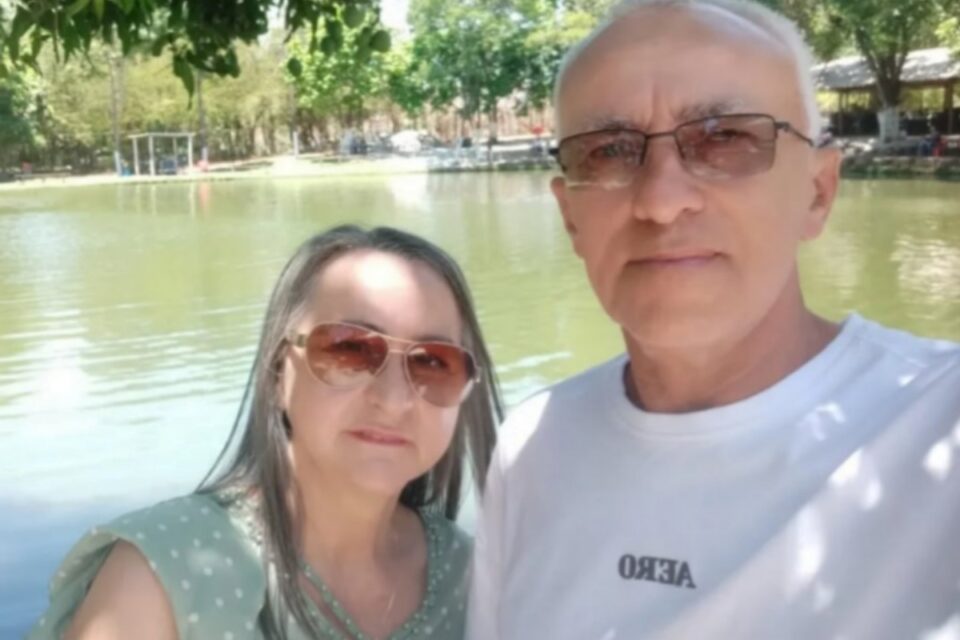 A imagem mostra a mulher e o ex-marido durante um passeio