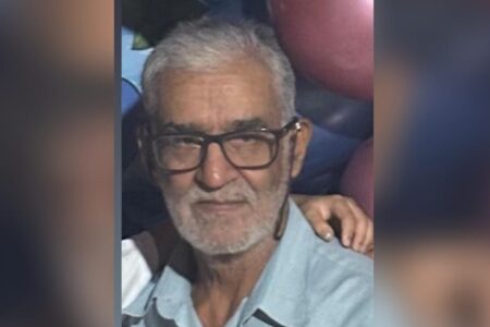 A imagem mostra uma foto do idoso