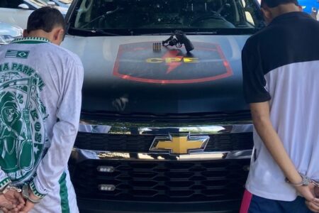 Um rapaz de foi preso e um menor de 17 anos foi apreendido Polícia apreende arma com integrantes de torcida organizada Aparecida de Goiânia