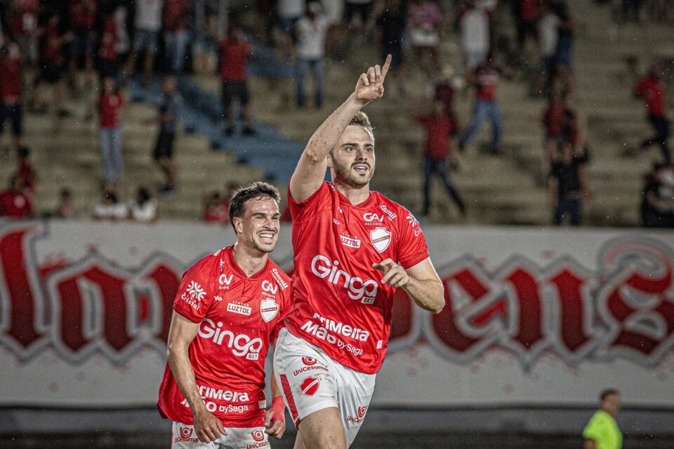 Gabriel Poveda comemora gol contra o Paysandu