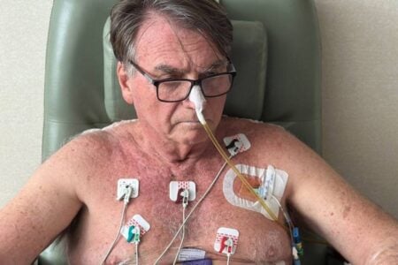 Defesa de Bolsonaro reforça a Moraes pedido de cirurgia com máxima urgência Advogados também reiteram solicitação de prisão domiciliar