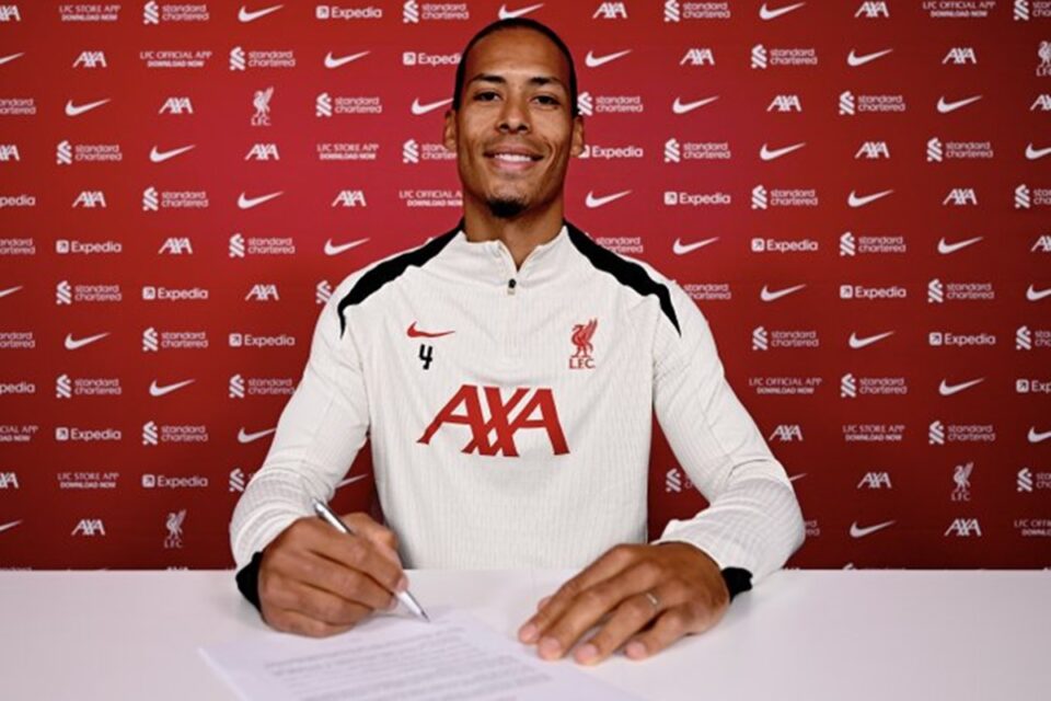 Van Dijk assina renovação de contrato com o Liverpool
