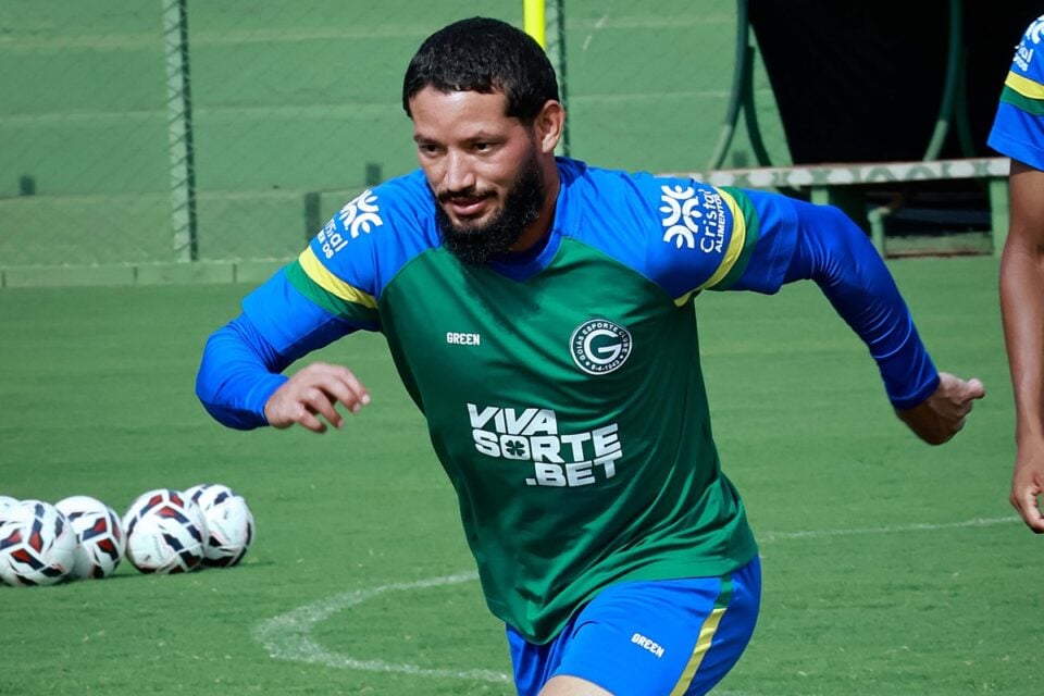 Arthur Caíke deverá ser titular do Goiás na estreia da Série B