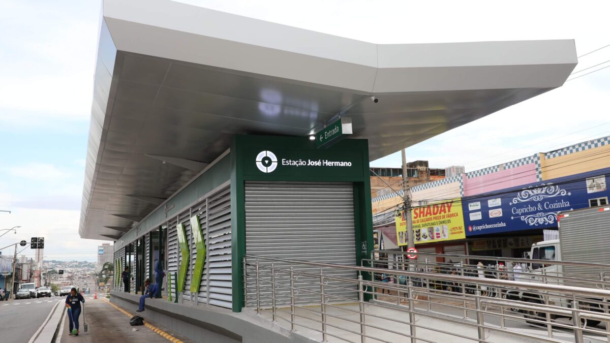 Novas estações do Eixo Anhanguera seguem padrão arquitetônico moderno e adotam a cor verde como marca da sustentabilidade no sistema de transporte coletivo.