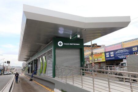 Novas estações do Eixo Anhanguera seguem padrão arquitetônico moderno e adotam a cor verde como marca da sustentabilidade no sistema de transporte coletivo.