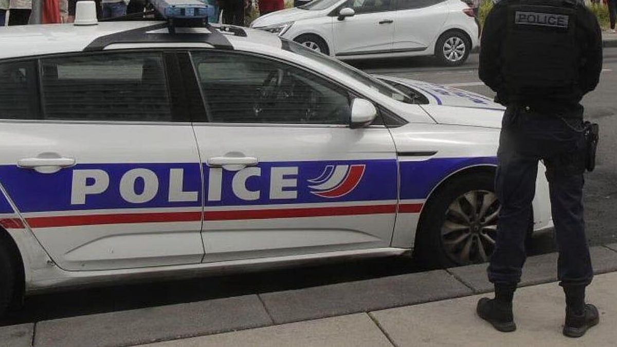 Imagem de policiais no local