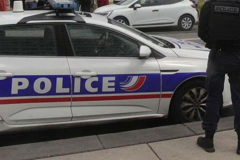 Imagem de policiais no local
