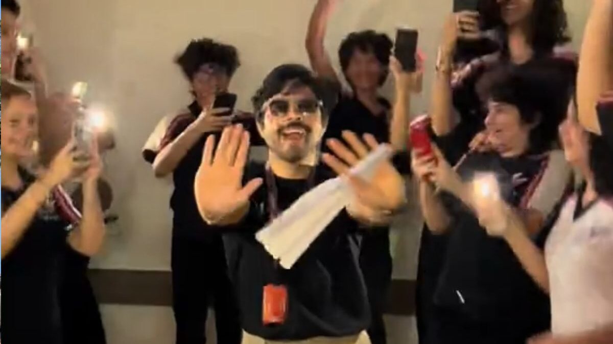 Professor dança Lady Gaga na sala de aula (Foto: Reprodução)