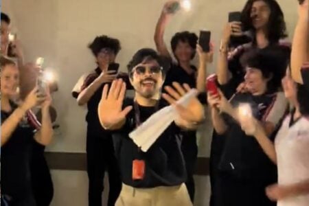 Professor dança Lady Gaga na sala de aula (Foto: Reprodução)