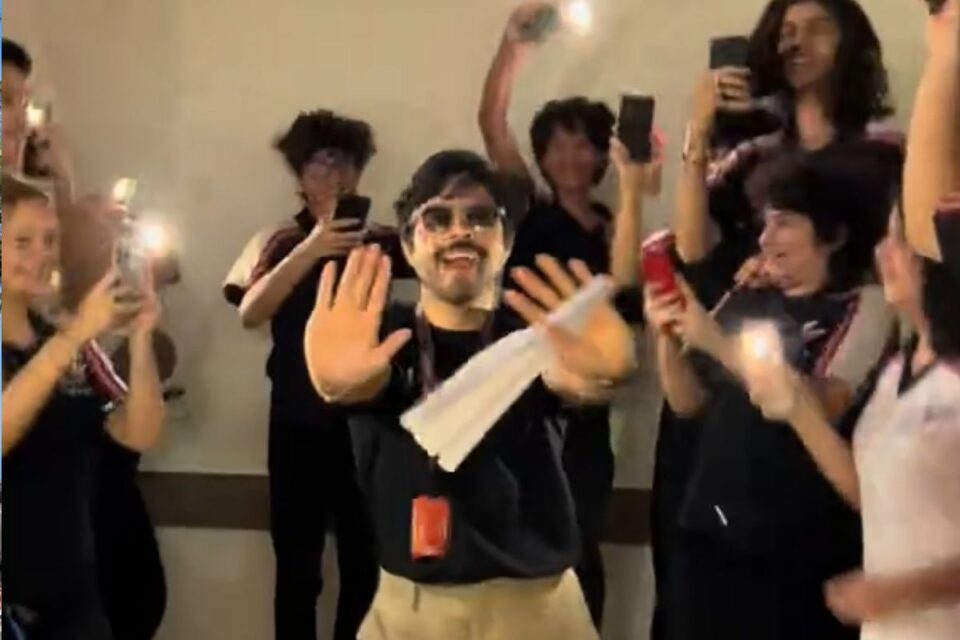 Professor dança Lady Gaga na sala de aula (Foto: Reprodução)
