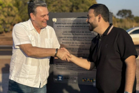 Ministro Carlos Fávaro ao lado do prefeito aliado (Foto: Instagram)