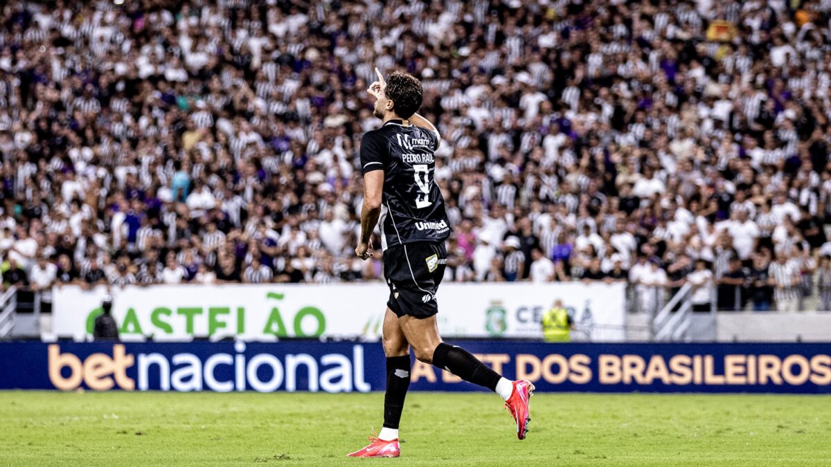 Pedro Raul comemora gol pelo Ceará