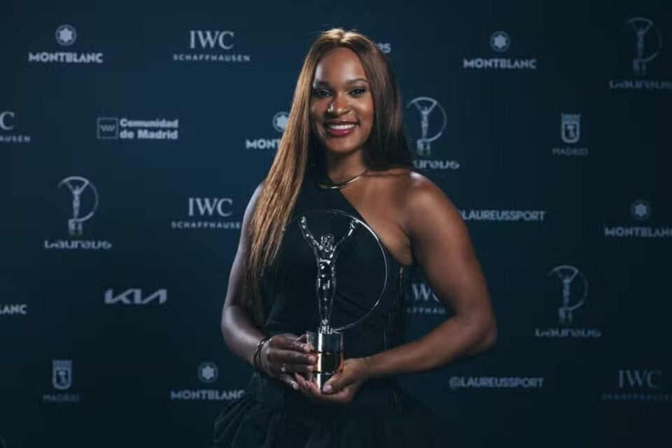 Rebeca Andrade com o prêmio Laureus