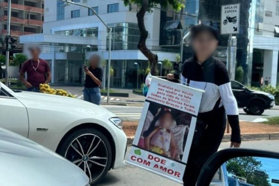 Mulher é presa por usar imagem de criança com deficiência para pedir dinheiro em sinaleiro de Goiânia Pedinte ficava com metade do valor