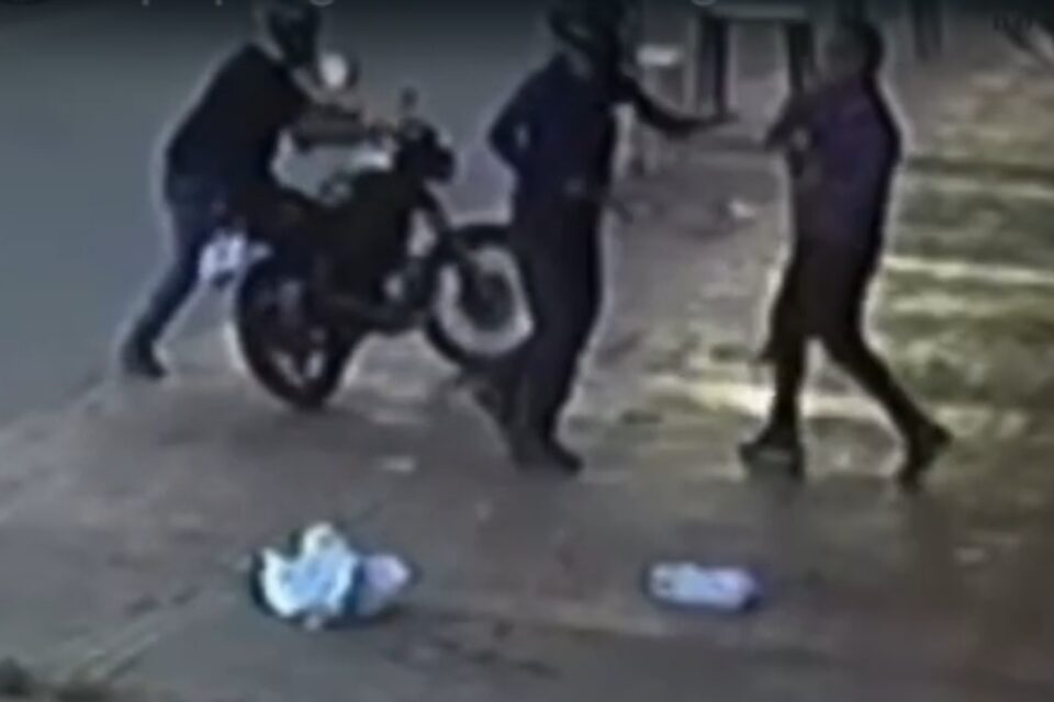Imagem captada por câmera de segurança mostra empresário sendo vítima de assalto em Goiânia