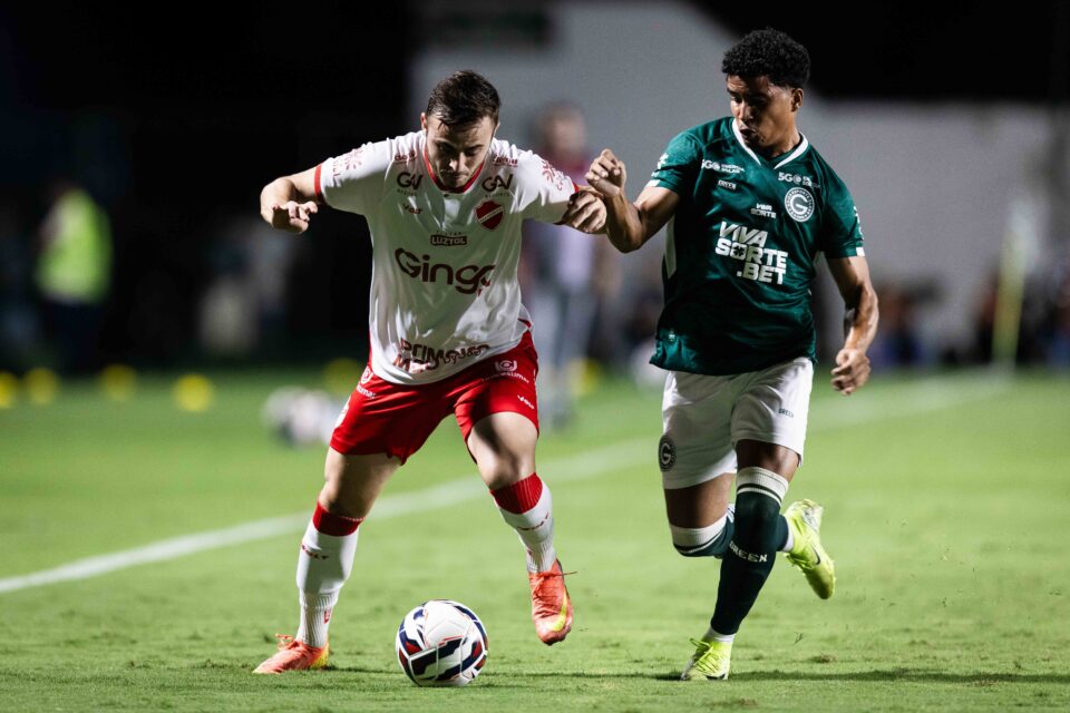 Jogadores de Goiás e Vila em disputa de bola