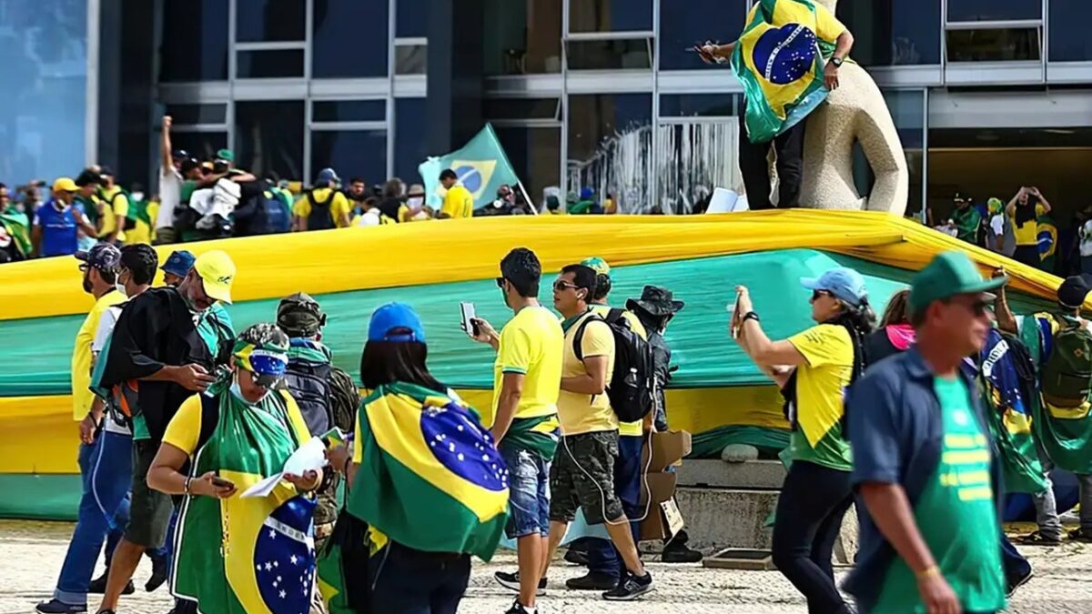 Moraes tira da cadeia mais 5 réus do 8/1 após domiciliar a mulher que pichou estátua Decisões foram expedidas na sexta (28) e na segunda (31)