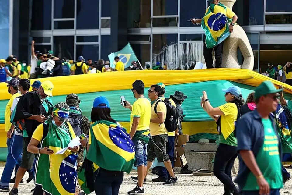 Moraes tira da cadeia mais 5 réus do 8/1 após domiciliar a mulher que pichou estátua Decisões foram expedidas na sexta (28) e na segunda (31)