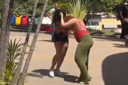 Vídeo: briga entre duas alunas da UFMG viraliza nas redes sociais Confusão teria sido motivada por ciúmes envolvendo um rapaz