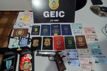 A imagem mostra diversos documentos falsificados