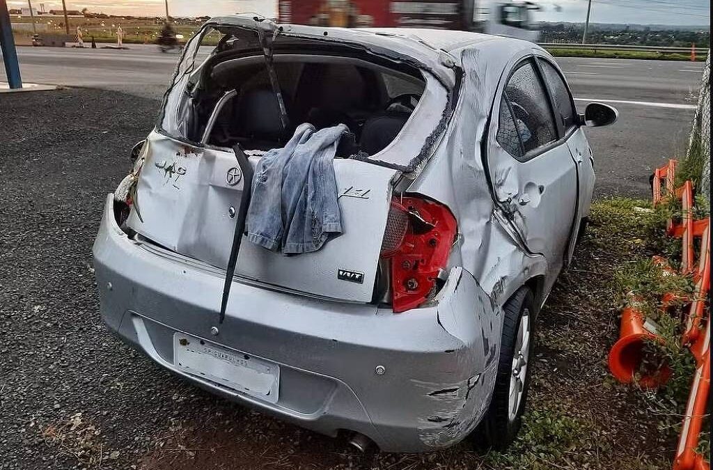 Homem ajuda vítima de capotamento e tem veículo furtado por motorista que socorria Veículo foi encontrado abandonado horas depois do crime