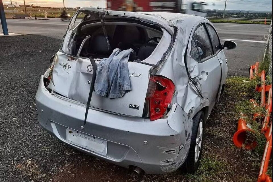 Homem ajuda vítima de capotamento e tem veículo furtado por motorista que socorria Veículo foi encontrado abandonado horas depois do crime