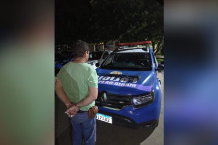 A imagem msotra o homem preso e a espingarda apreendida