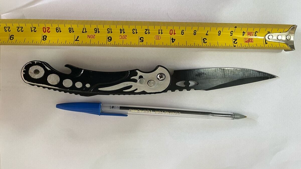 Itens encontrados com estudante que atacou professor (Foto: Reprodução)