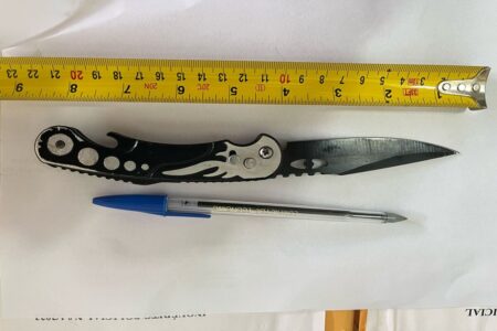 Itens encontrados com estudante que atacou professor (Foto: Reprodução)