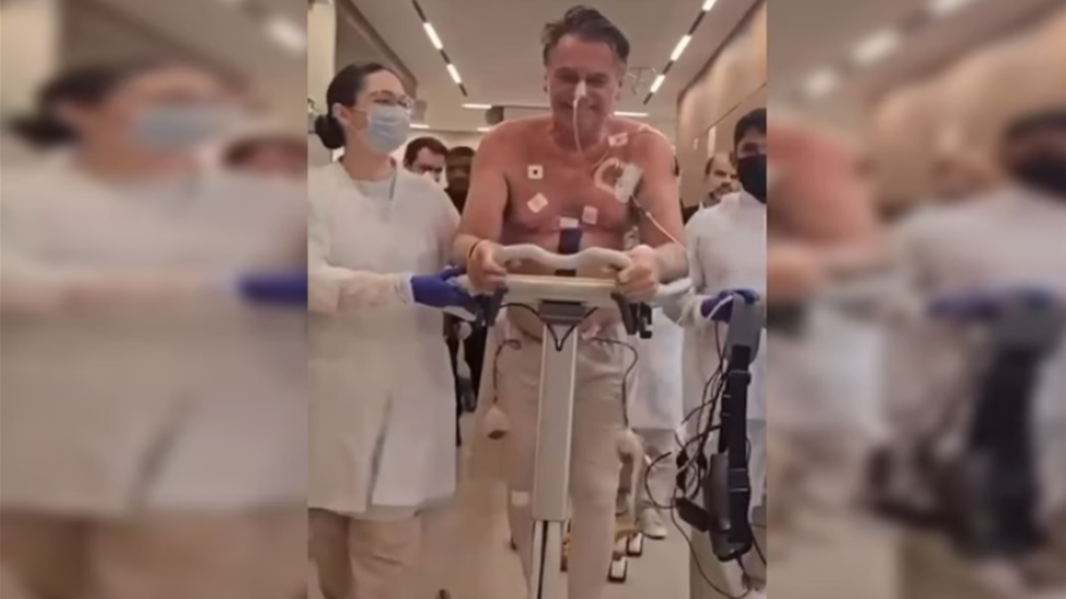Bolsonaro caminha pelo hospital após cirurgia considerada invasiva (Foto: Reprodução)