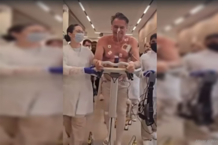 Bolsonaro caminha pelo hospital após cirurgia considerada invasiva (Foto: Reprodução)