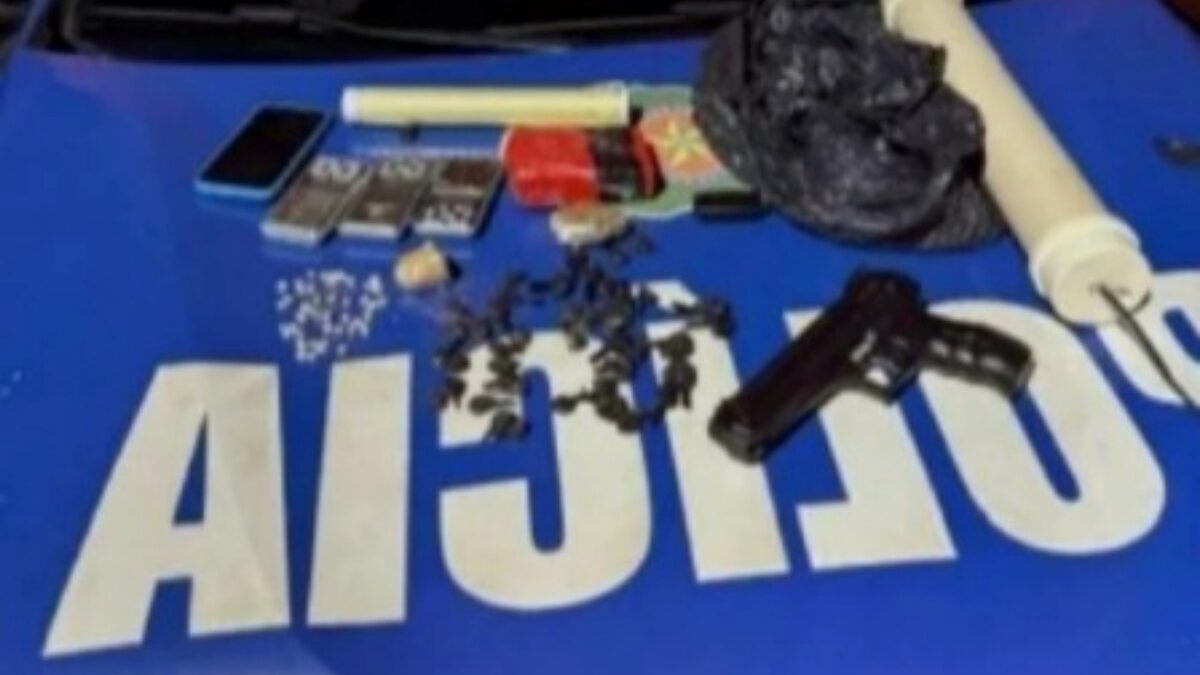 Na imagem os objetos que foram apreendidos