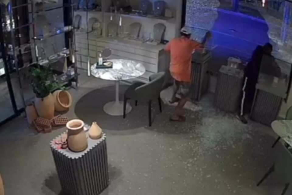 Vídeo mostra ação da dupla Assaltantes invadem joalheria no Setor Marista e causam prejuízo de R$ 20 mil em menos de 30 segundos