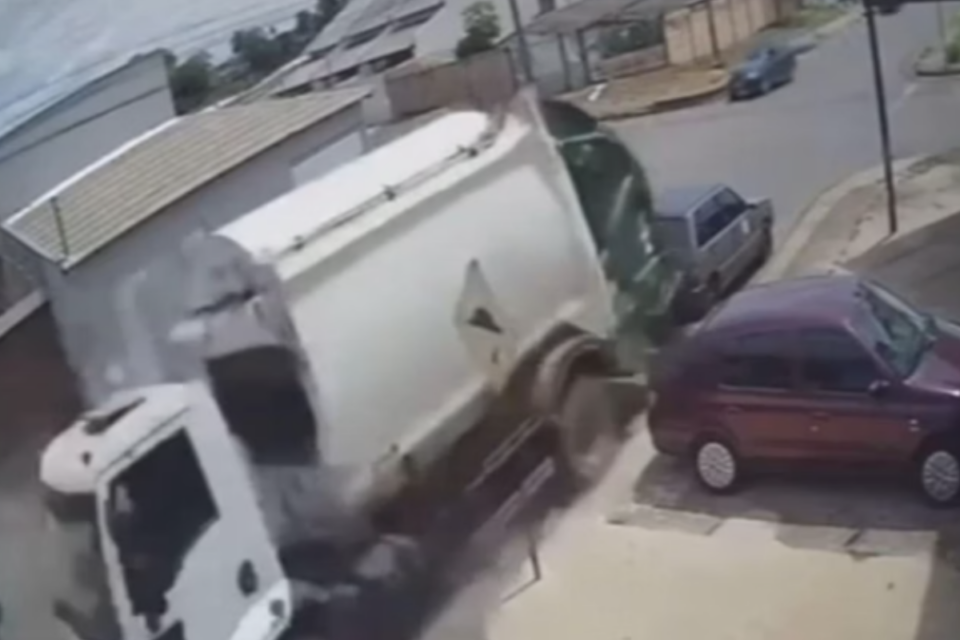 Caminhão de coleta de lixo que se envolveu em acidente (Foto: Reprodução)