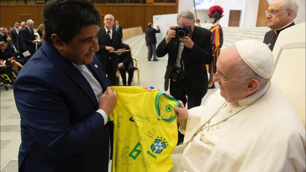 Clubes brasileiros lamentam falecimento do Papa Francisco