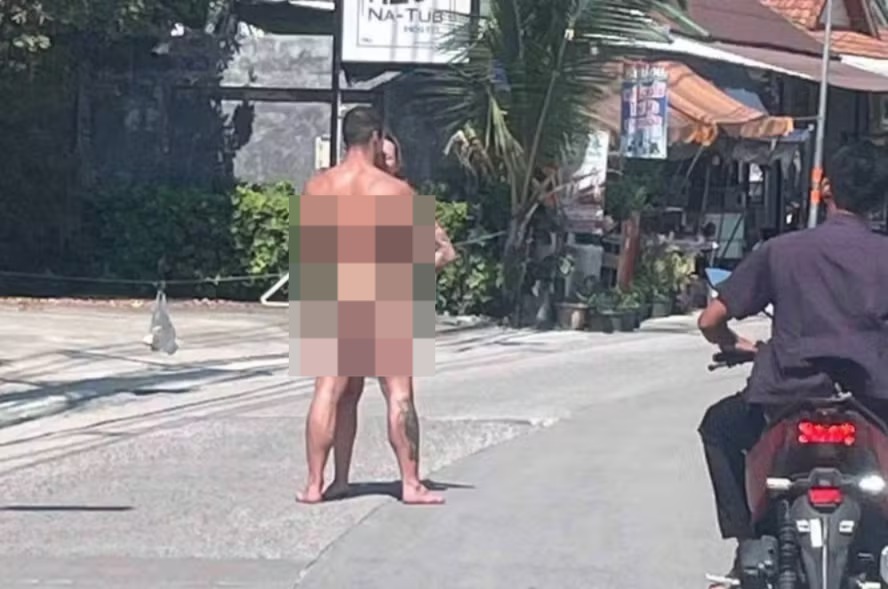 Casal de turistas é preso após se abraçar pelado em rua na Tailândia e parar o trânsito poloneses nus foram bronzear-se numa praia