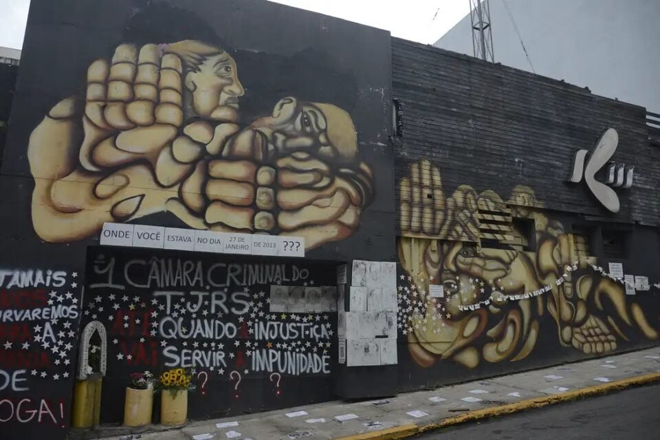 Em Santa Maria, Rio Grande do Sul, pedidos de justiça ocupam antigas paredes da Boate Kiss, que sediou tragèdia com mais de 200 mortos (Foto: Agência Brasil)