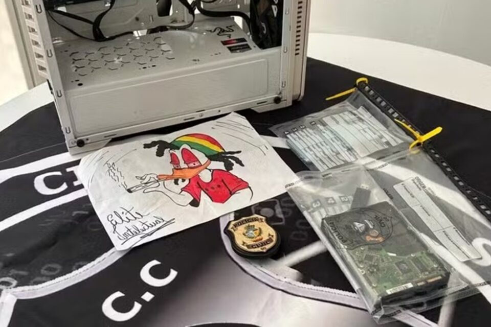 instigava menor a cheirar remédios controlados Polícia prende suspeito de instigar adolescente à automutilação via chat ao vivo em Goiás