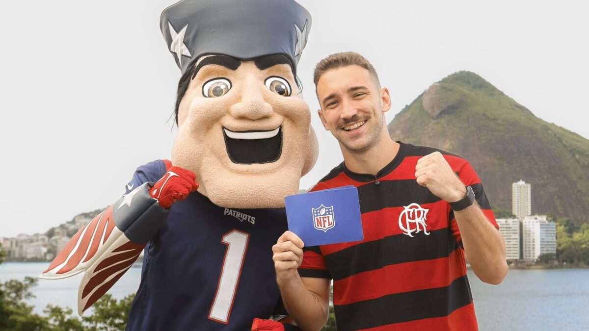 O zagueiro Léo Ortiz, do Flamengo, ao lado do mascote Pat Patriot