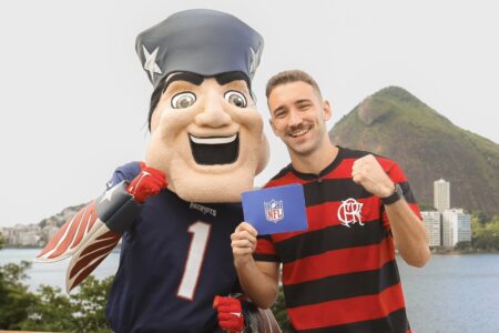 O zagueiro Léo Ortiz, do Flamengo, ao lado do mascote Pat Patriot