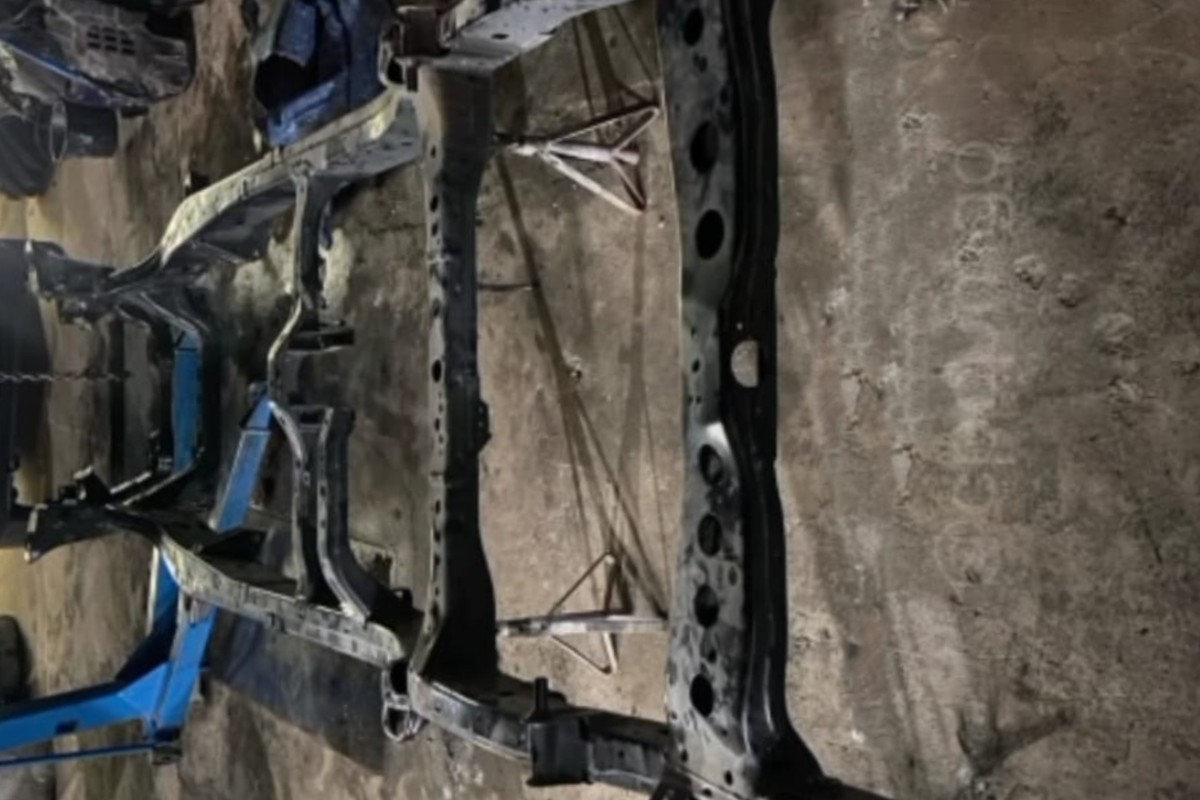 Ao perceberem a presença da polícia, os suspeitos tentaram fugir, mas foram contidos pela. Dois tem passagens por receptação e furto