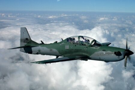 Avião interceptado pela FAB cai e espalha drogas sobre aldeia indígena Caso aconteceu na terra indígena Ariramba Mato Grosso e Pará