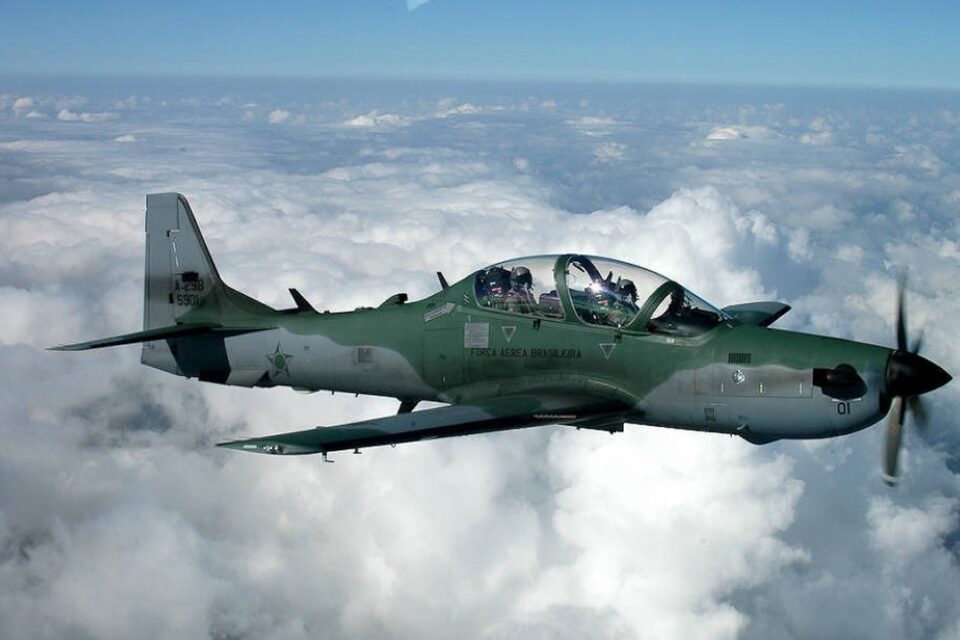 Avião interceptado pela FAB cai e espalha drogas sobre aldeia indígena Caso aconteceu na terra indígena Ariramba Mato Grosso e Pará