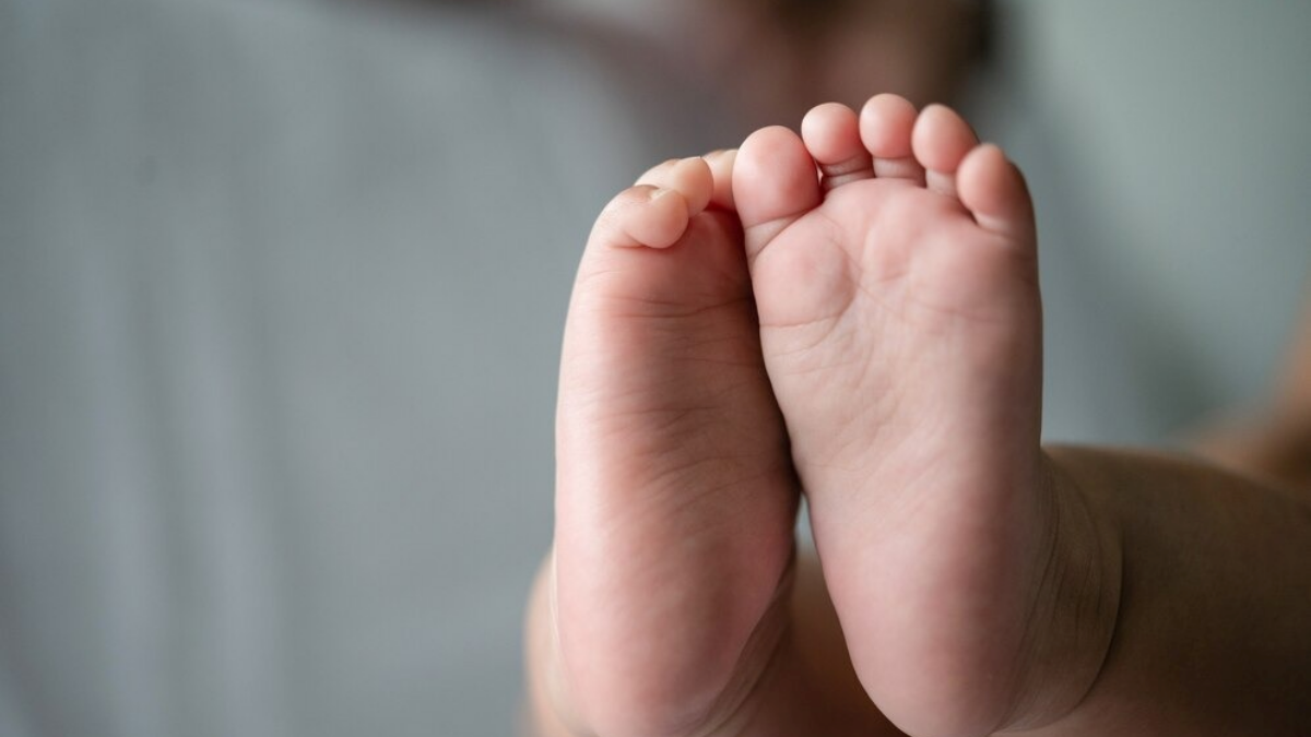 A imagem mostra os pés de um bebê