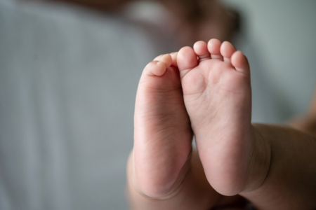 A imagem mostra os pés de um bebê